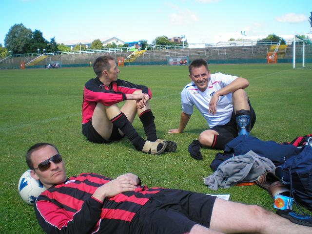 P6130048.JPG - Dave can't score and Nigel doesn't care