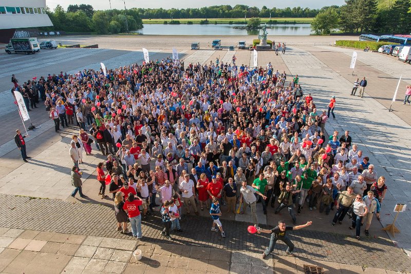 photo_groupe_medium.jpg - The Atomiade group photo - after waiting an hour for everyone to arrive